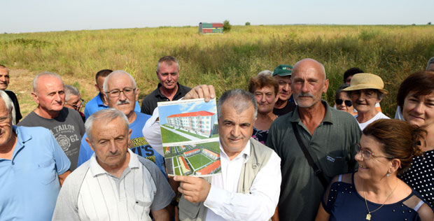 ПРОТЕСТ НА БАТАЈНИЧКОМ ПУТУ: Остали и без њива и без отпремнина